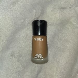 MAC Mineralize Moisture Foundation NW45